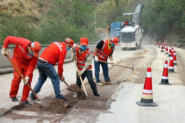 復工復產搶"速度" 公路養護爭"春光"——紅河公路局春季養護忙
