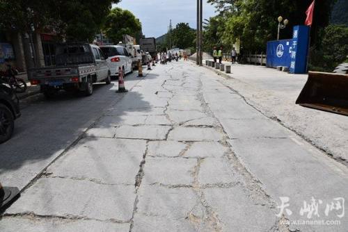 天峨公路養護中心 解決群眾急難愁盼 加快G243線路面修補