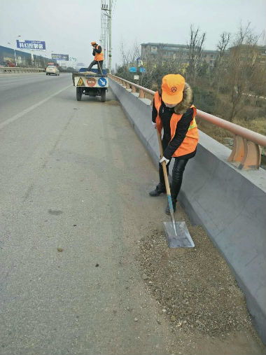 豐縣交通運輸局 豐縣公路養護公司備足防滑料做好除雪防滑工作準備