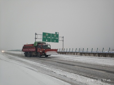 省高速公路實(shí)業(yè)豫西養(yǎng)護(hù)中心全力以赴做好除雪保通工作