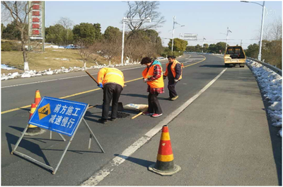 區公路養護部門及時修補公路坑洞 確保春運安全暢通
