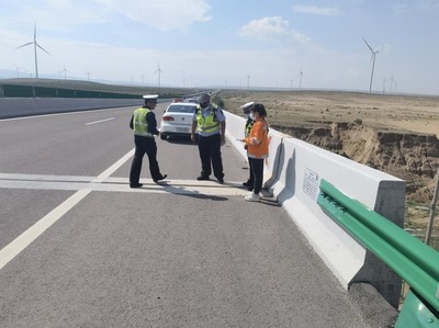 吳忠分局執(zhí)法九大隊(duì)多措并舉確保節(jié)日期間公路安全暢通