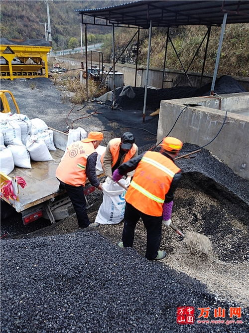 區公路養護中心五措并舉開展好雨雪凝凍天氣安全保暢工作