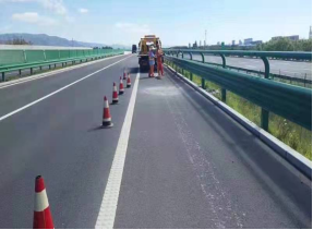 呼市交通運輸綜合行政執法支隊路政巡查大隊協助公路養護所清理路面障礙物