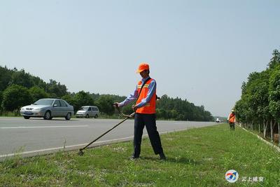 咸安公路人:小小"鋪路石" 匯聚大能量