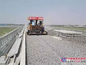 新筑攤鋪機成功運用于鐵路道渣施工