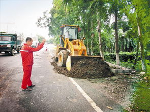 縣路政執法大隊與縣公路養護部門在天等至大新公路開展聯合巡查清障