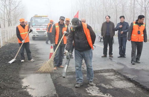 公路養護員工資只有1500,為何卻沒人辭職,員工 傻子才離職