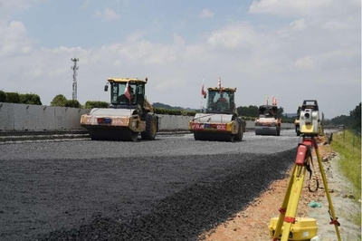 昌金改擴建項目:搶抓晴好天氣 路面施工駛入快車道