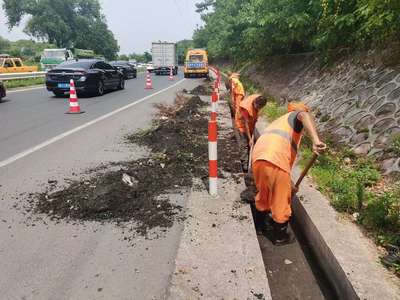 高溫下堅守一線,江南公路二站持續做好養護工作