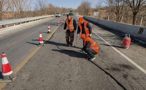西峰公路段加強冬季公路養護保暢通