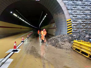 公路養護網 天降暴雨釀險情,披雨迎風保路通