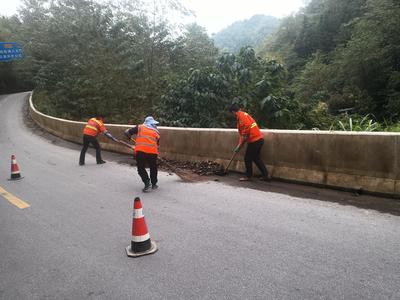 秋季養護提質效 公路面貌換新顏