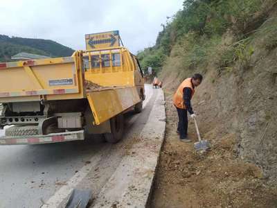 西林公路養(yǎng)護中心做好汛期公路安全保暢工作