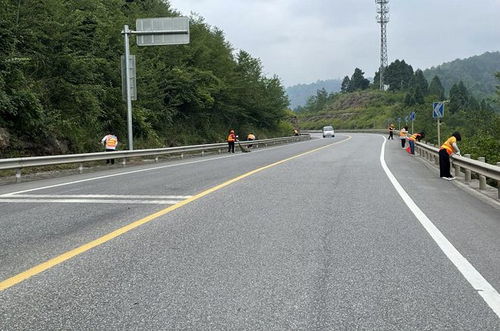 劍閣縣國省道公路養(yǎng)護段開展城鄉(xiāng)路域環(huán)境整治活動