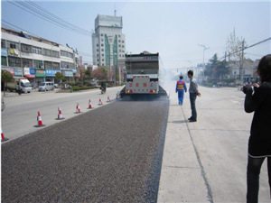 供應石同步封層車公路養護車8-12噸重汽豪沃瀝青噴灑工程車廠家