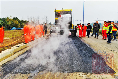 神奇!“再生列車”駛過破舊路面,“秒變”嶄新