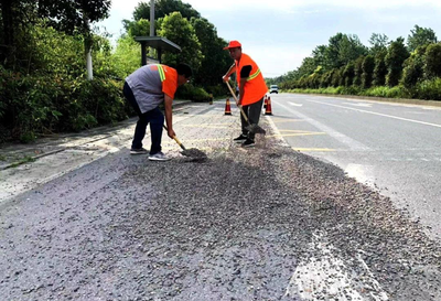 安徽巢湖:公路養護人戰高溫斗酷暑保道路通暢